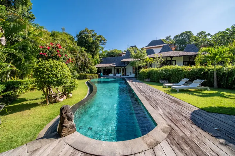 6-Bedroom Villa